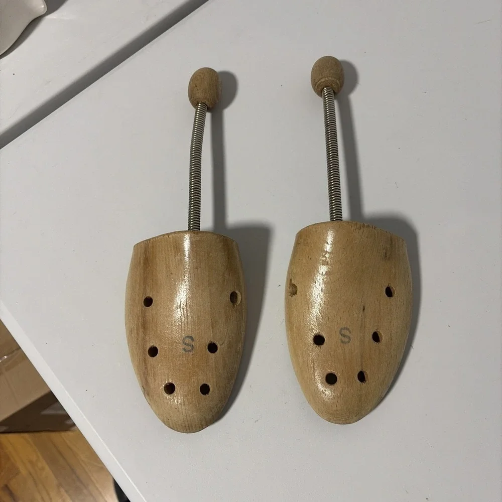 Vintage Wooden Shoe Tree Shaper Pair Wood Metal Spring Beige Unisex Size S 11in